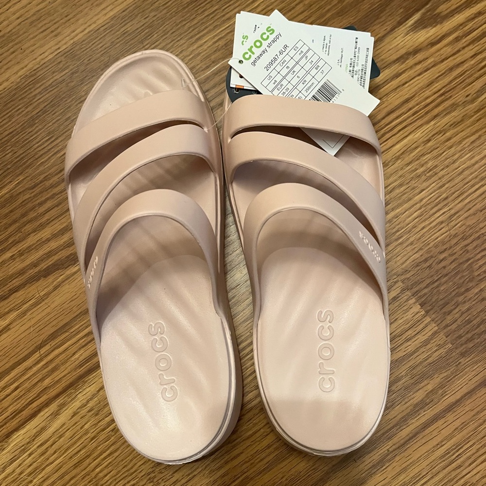 CROCS Getaway Strappy Sandal size 8, color Quartz